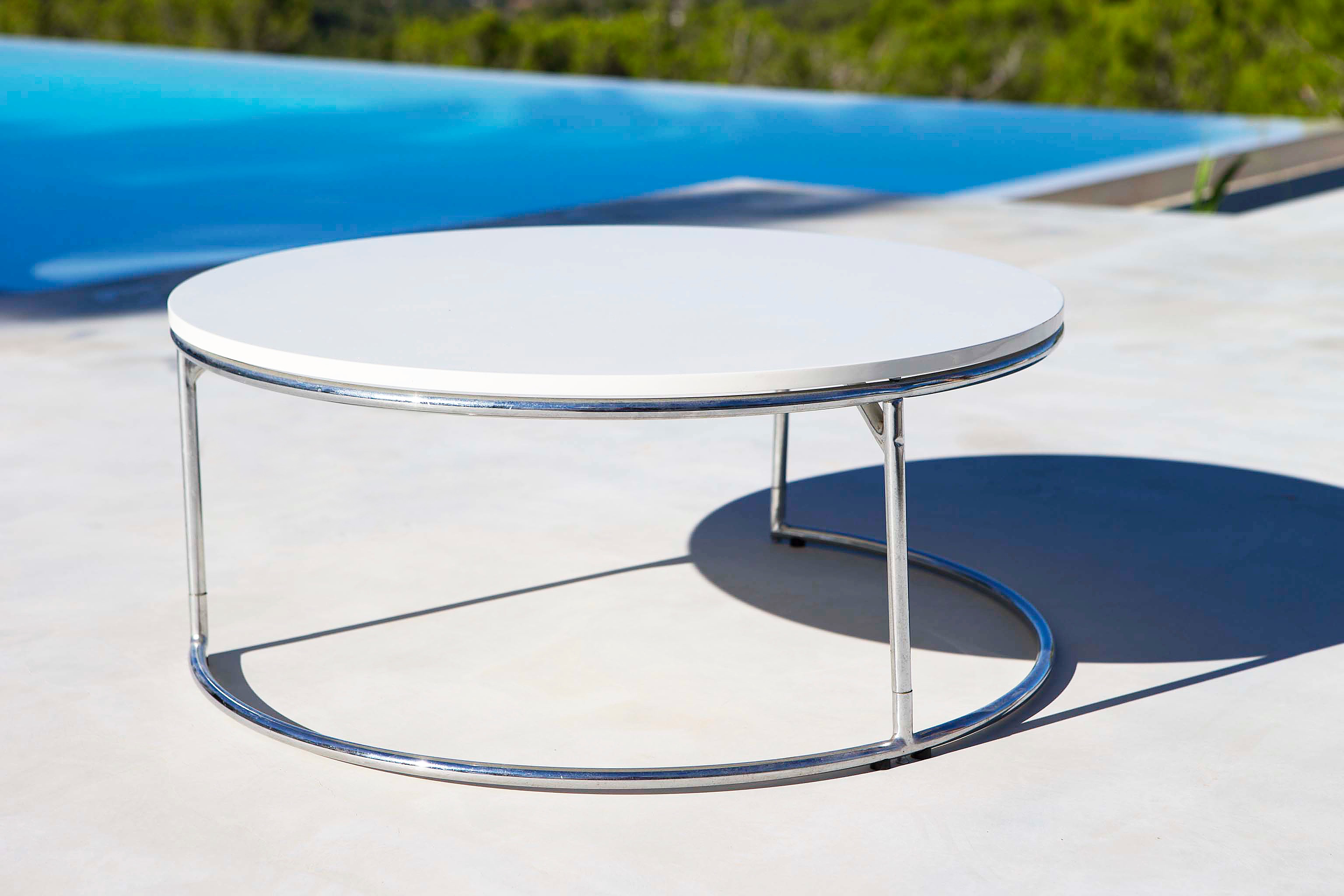 White modern rond tea tabel to rent by ibiza-props